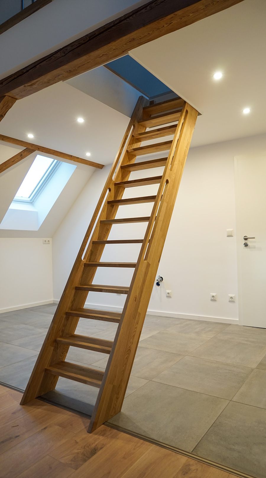 Treppenaufgang mit einer Innentreppe aus Massivholz